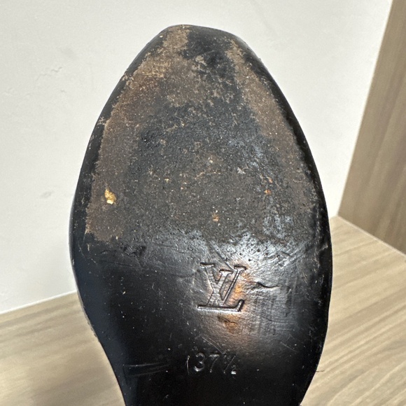 Louis Vuitton black patent leather pumps. - Picture 6 of 8